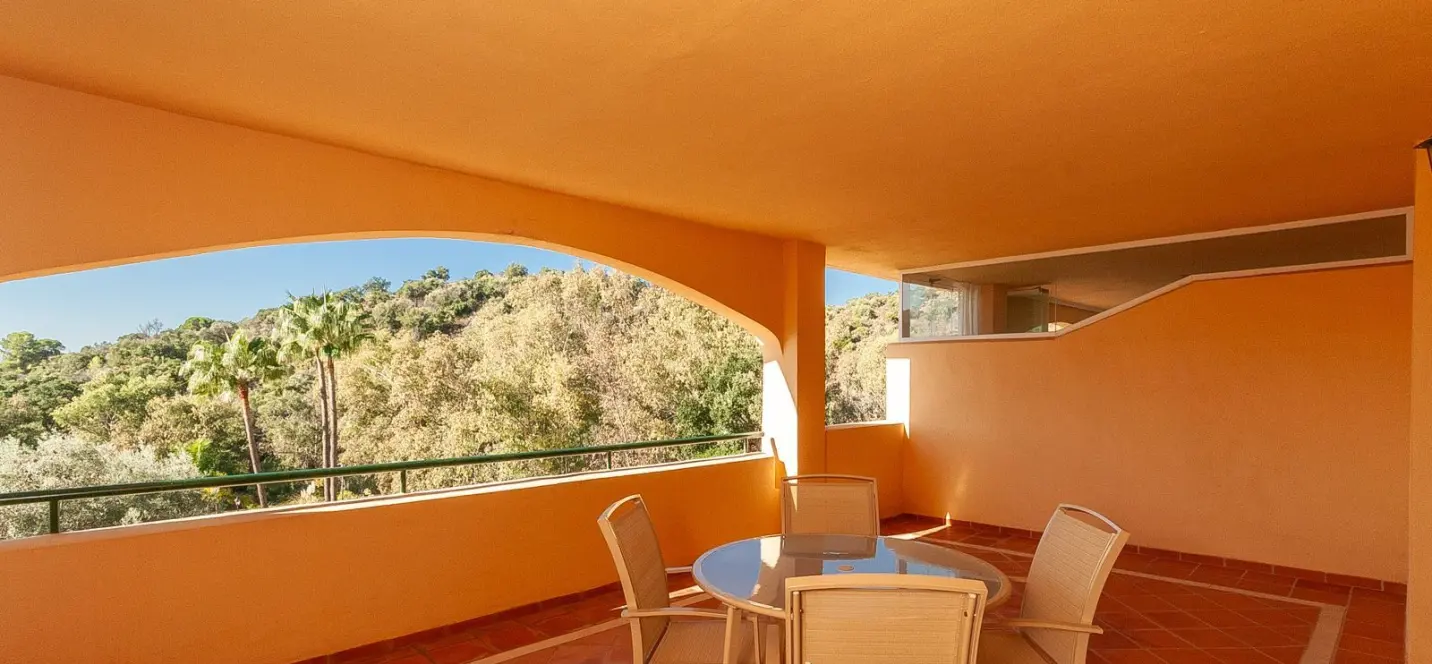 Venta de apartamento en planta media en Elviria 2