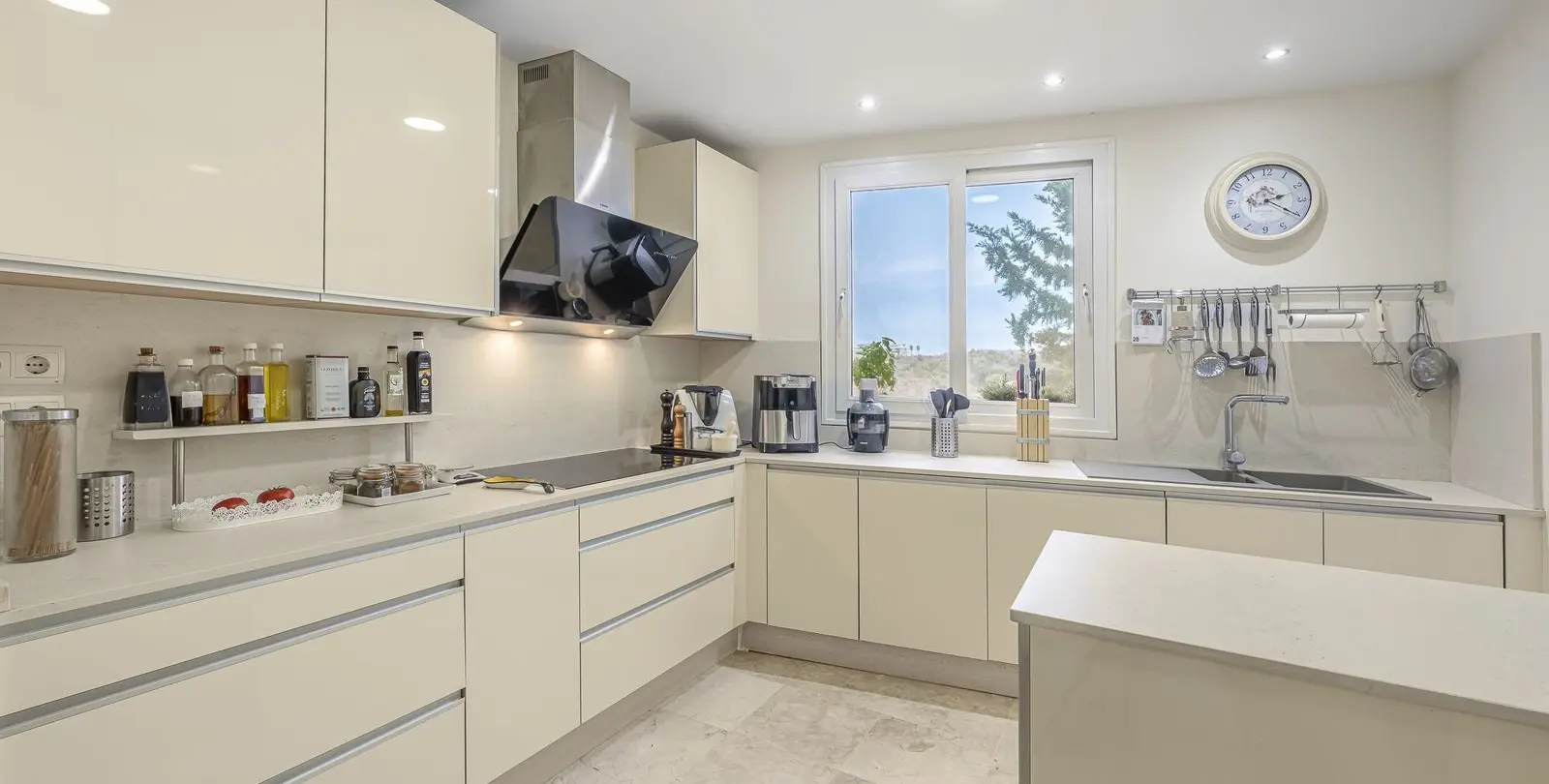 Продажа апартаментов на среднем этаже в Miraflores 15