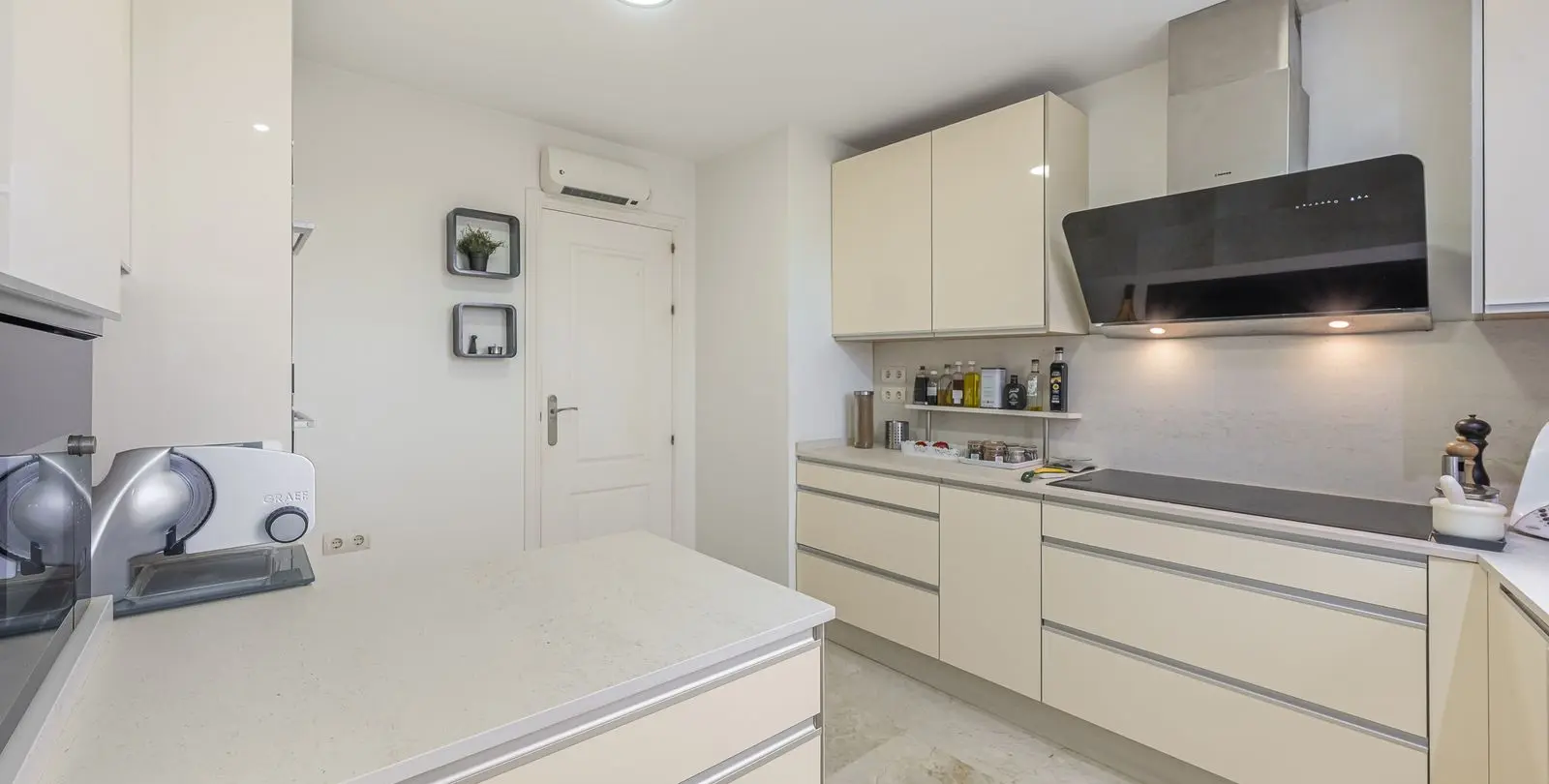 Продажа апартаментов на среднем этаже в Miraflores 16