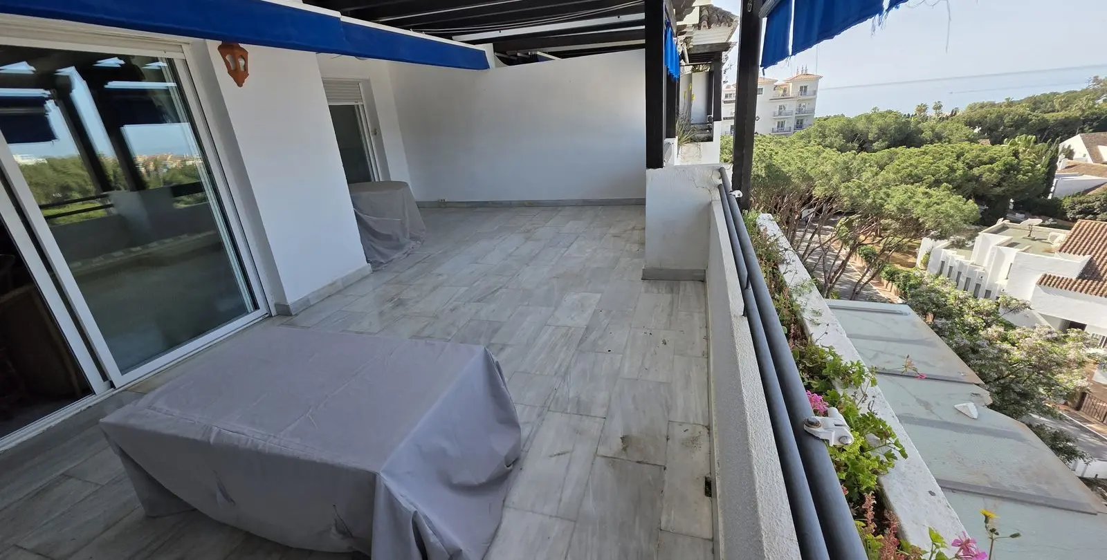 Sale of middle floor apartment in Puerto Banús 1