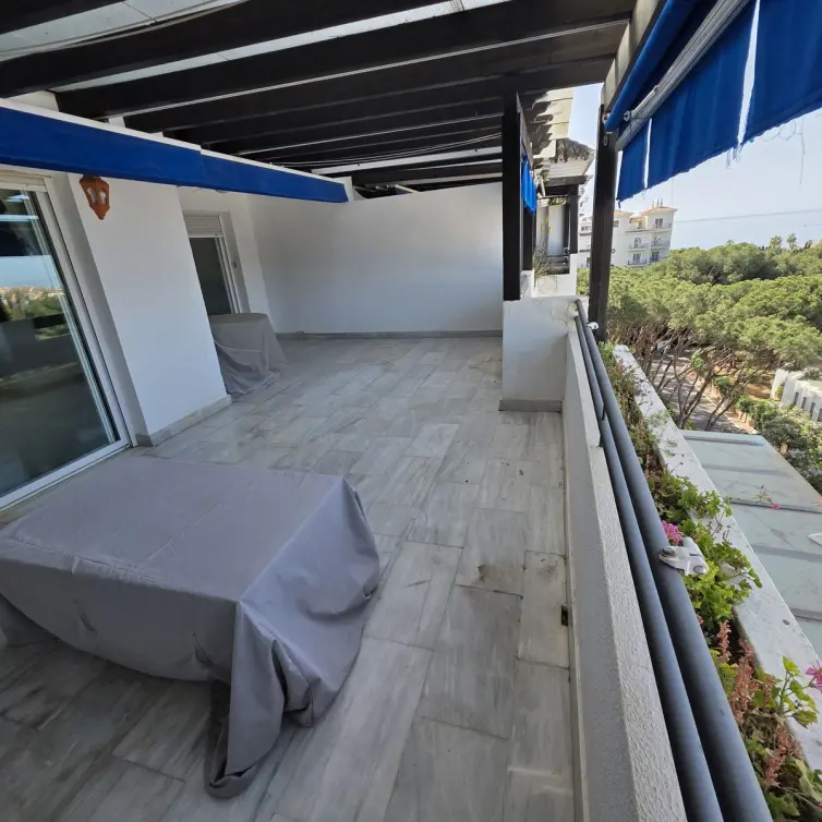 Sale of middle floor apartment in Puerto Banús