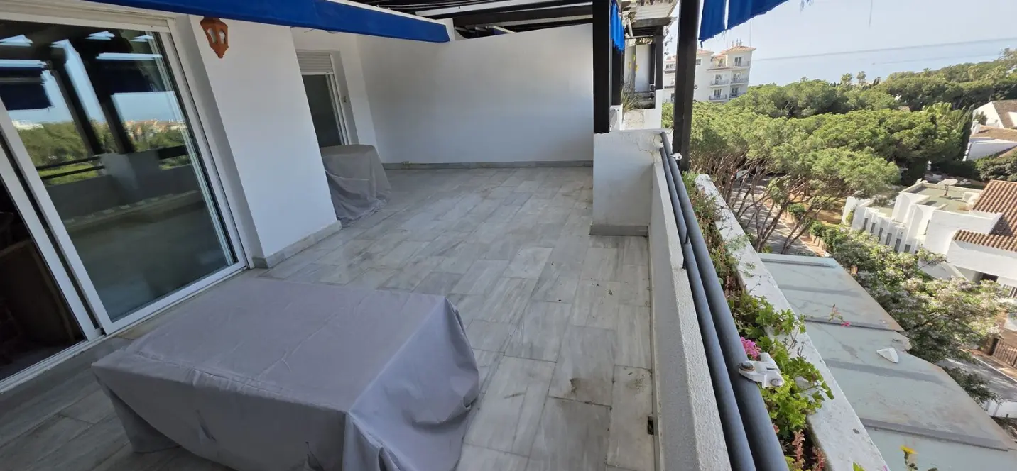 Sale of middle floor apartment in Puerto Banús 0