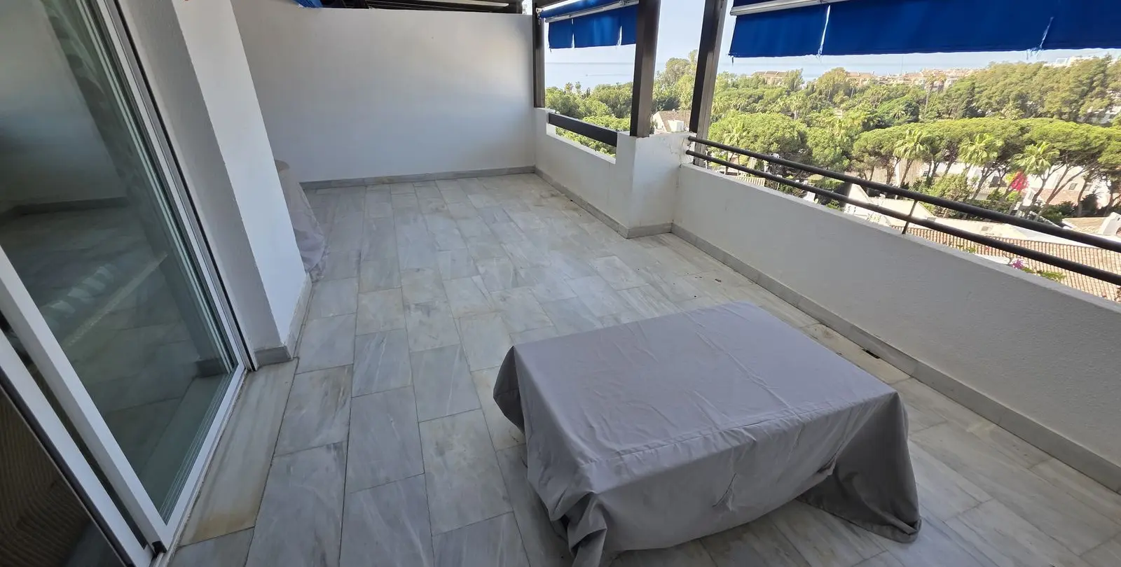 Sale of middle floor apartment in Puerto Banús 2