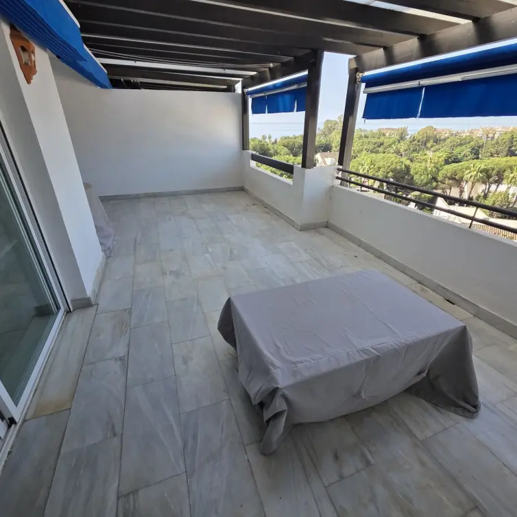 Sale of middle floor apartment in Puerto Banús