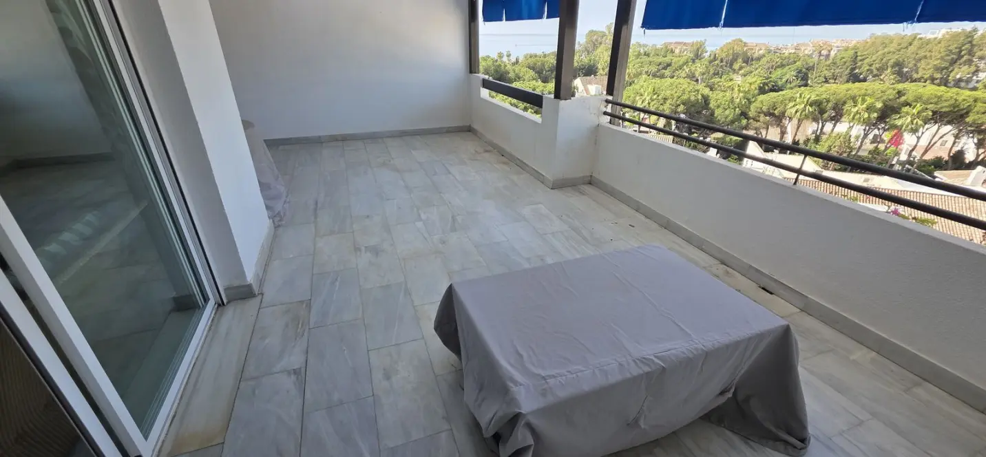 Sale of middle floor apartment in Puerto Banús 1