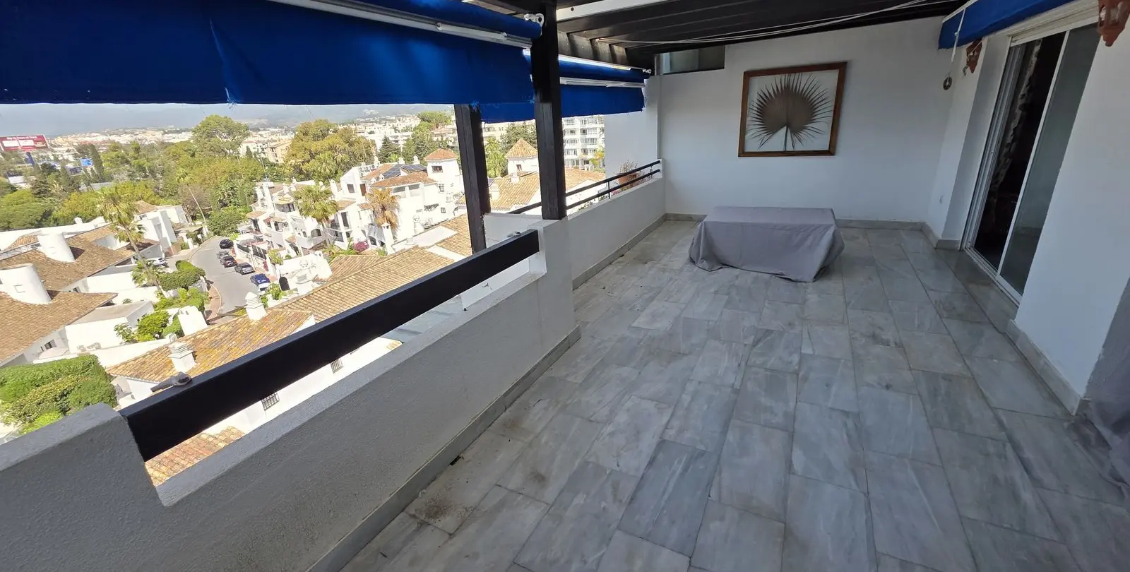 Sale of middle floor apartment in Puerto Banús 3