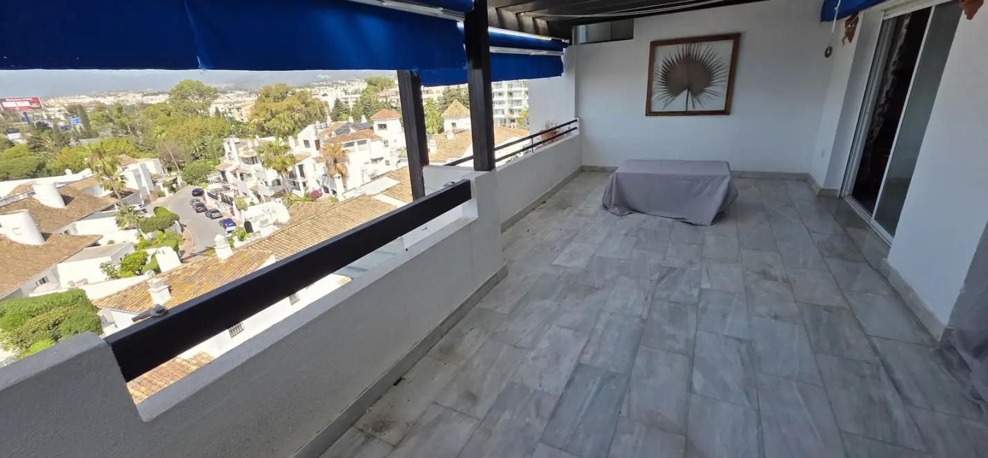Sale of middle floor apartment in Puerto Banús 2