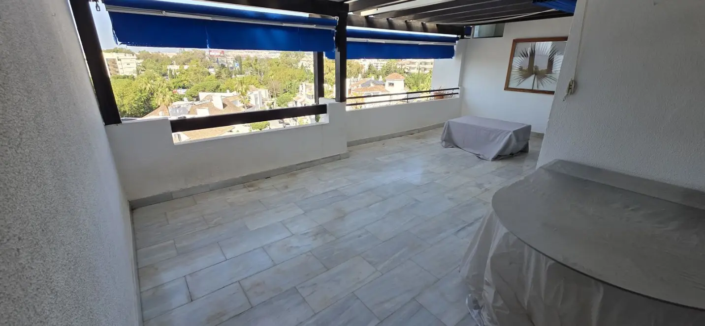 Sale of middle floor apartment in Puerto Banús 3