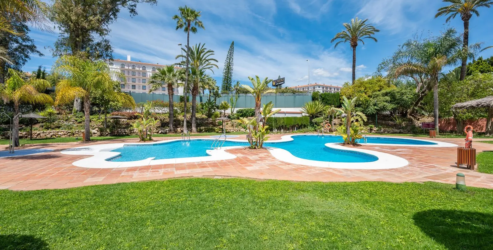 Sale of middle floor apartment in Puerto Banús 5