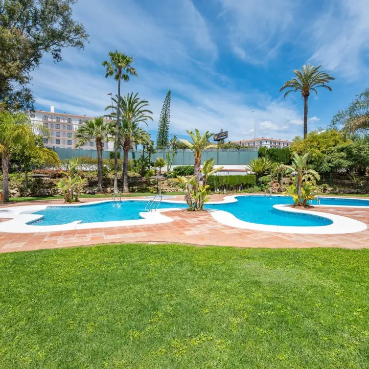 Sale of middle floor apartment in Puerto Banús