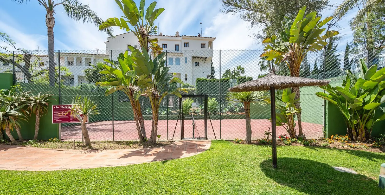 Sale of middle floor apartment in Puerto Banús 6