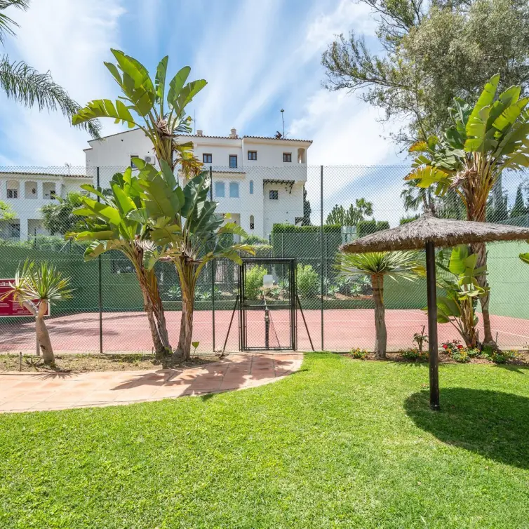 Sale of middle floor apartment in Puerto Banús