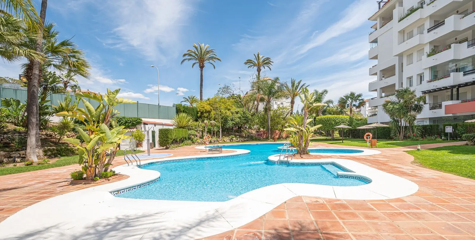 Sale of middle floor apartment in Puerto Banús 7