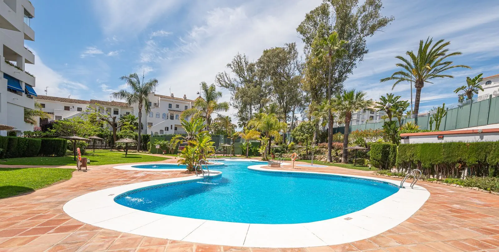 Sale of middle floor apartment in Puerto Banús 8