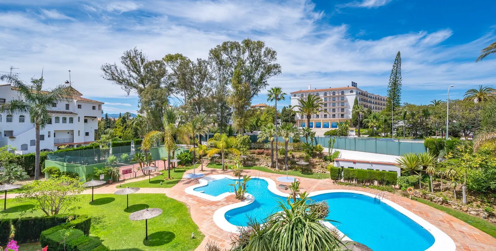 Sale of middle floor apartment in Puerto Banús 9