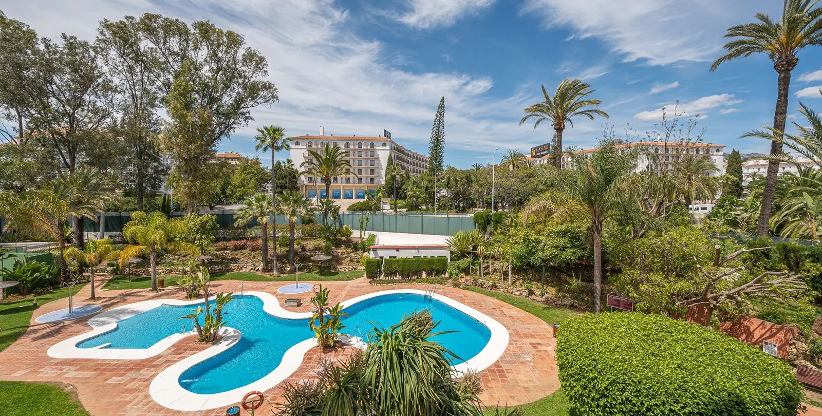 Sale of middle floor apartment in Puerto Banús 10