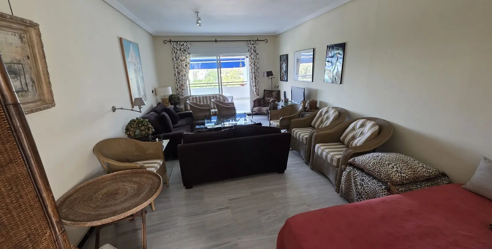 Sale of middle floor apartment in Puerto Banús 11