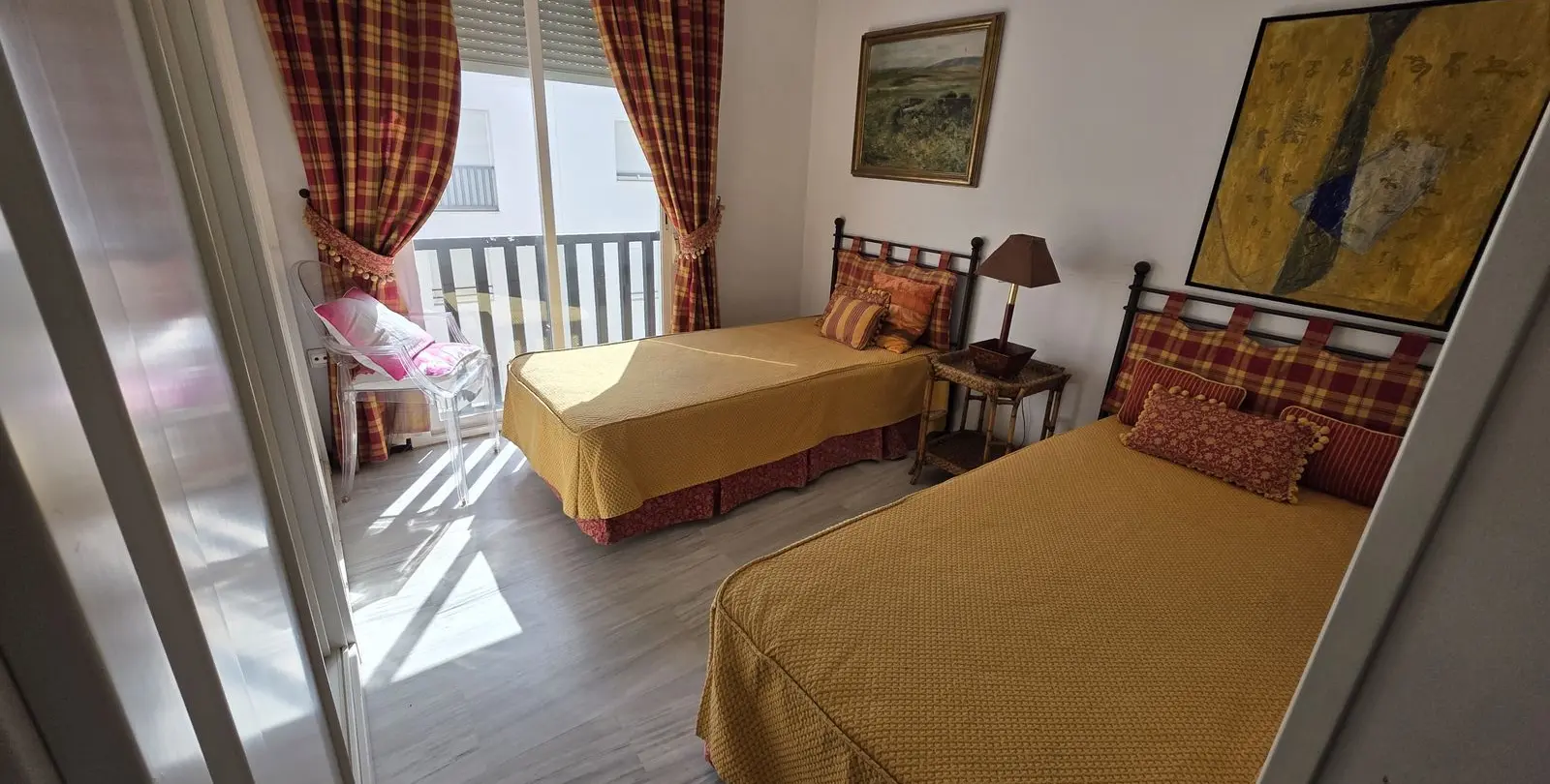 Sale of middle floor apartment in Puerto Banús 13