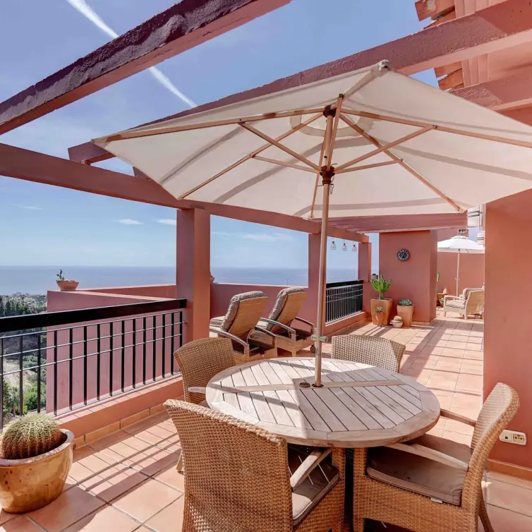 Sale of penthouse in Calahonda