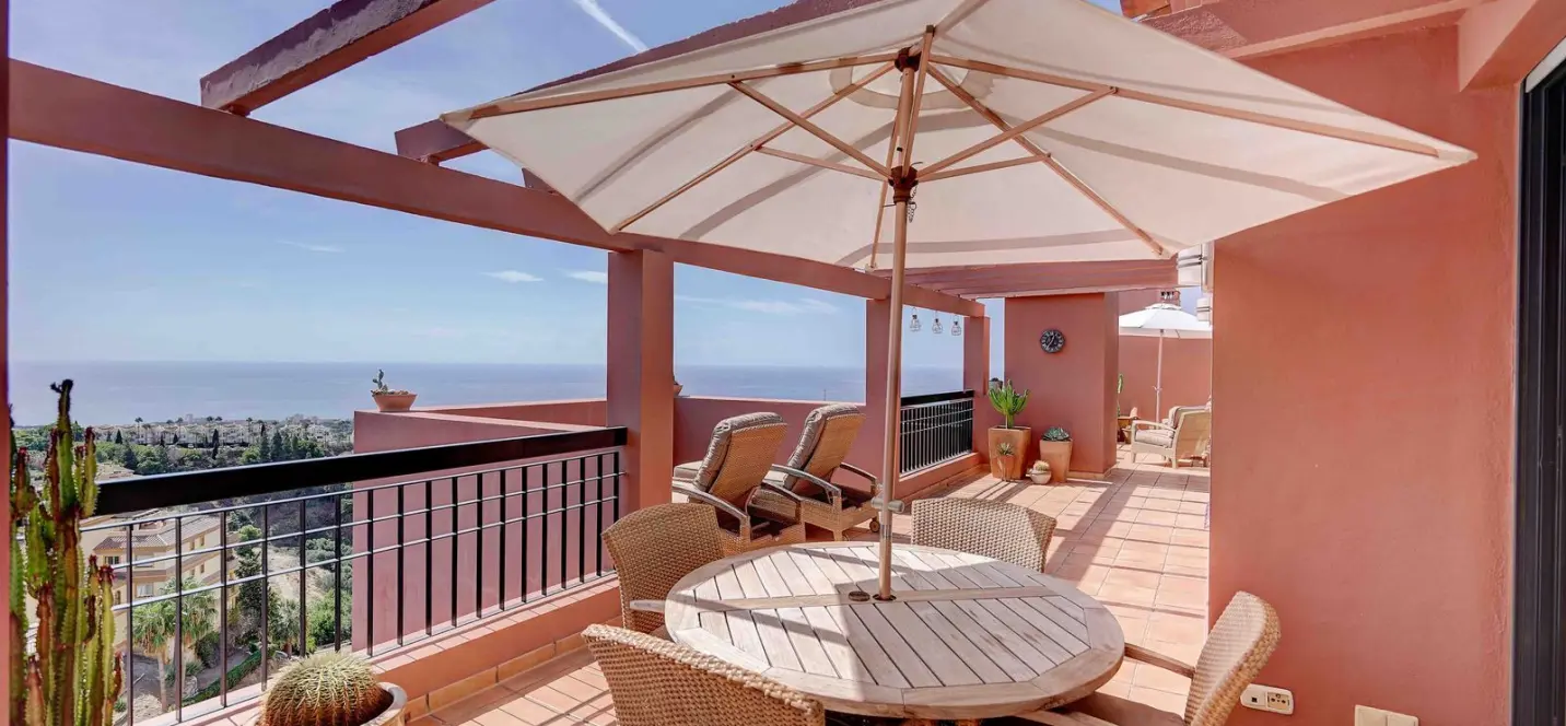 Sale of penthouse in Calahonda 0