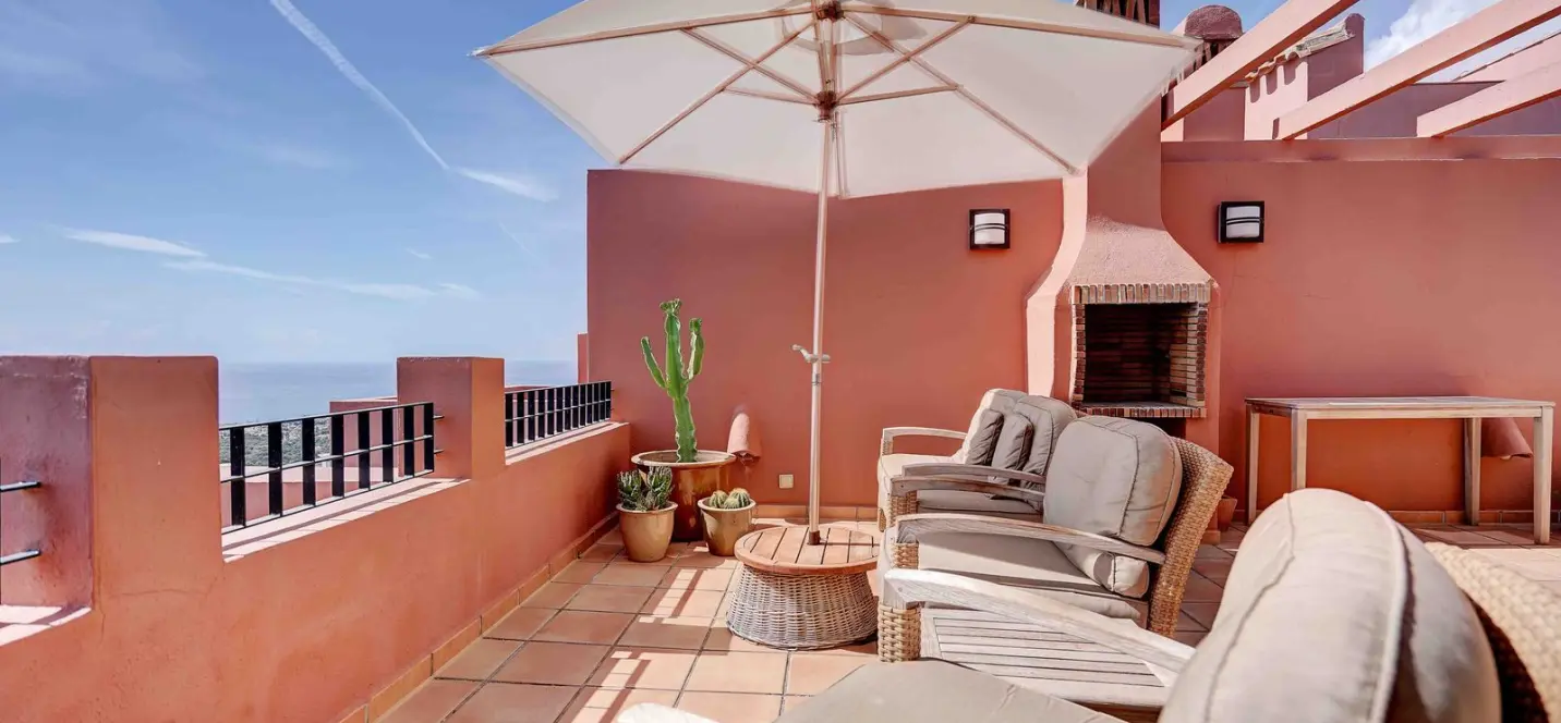Sale of penthouse in Calahonda 2