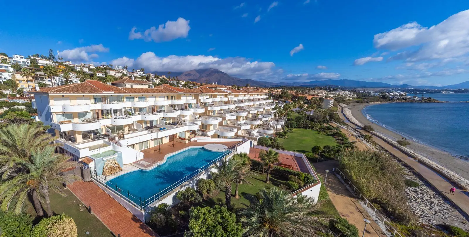 Sale of penthouse in Estepona 4