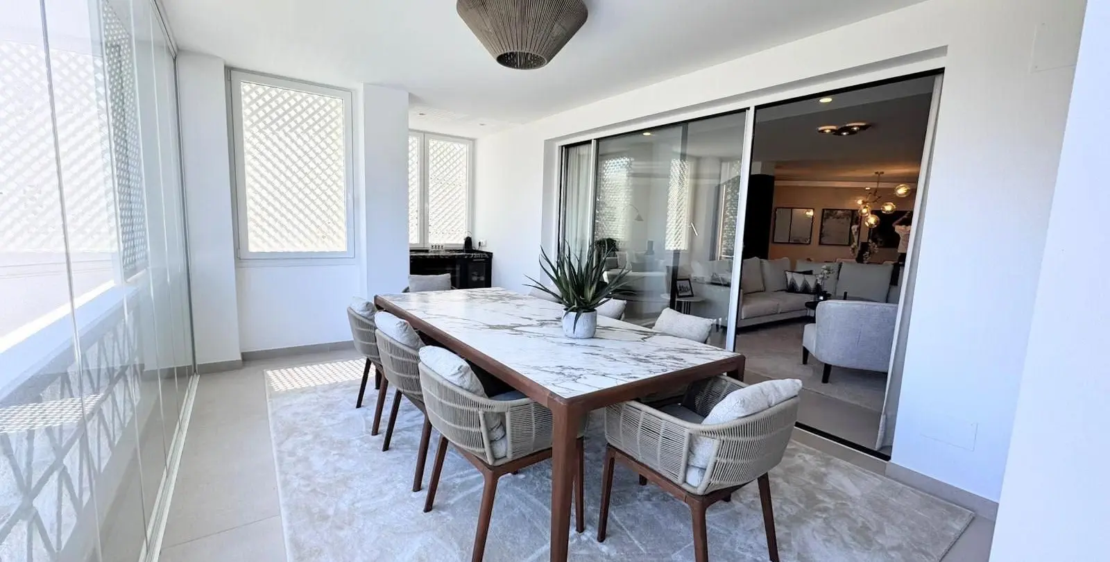Venta de apartamento en planta media en Puerto Banús 1