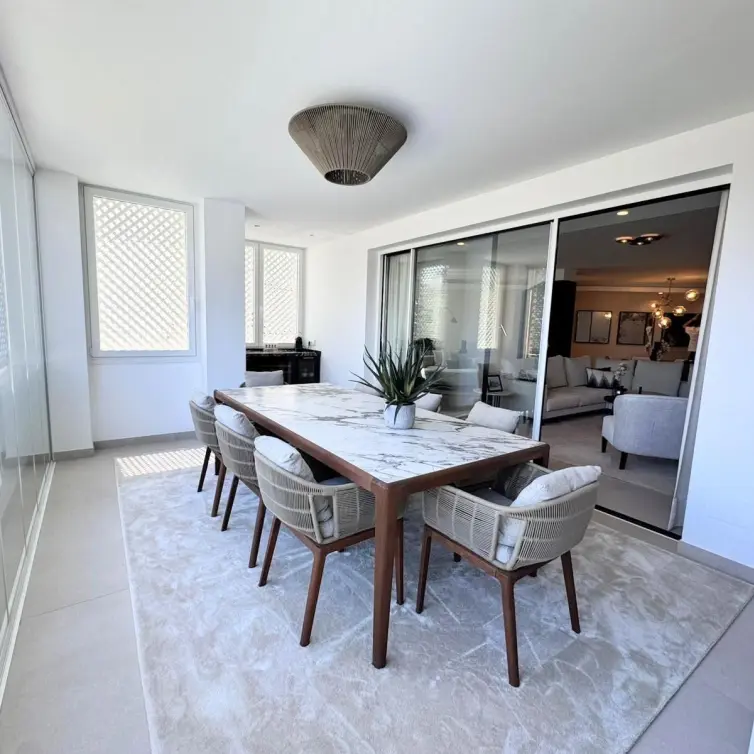Venta de apartamento en planta media en Puerto Banús