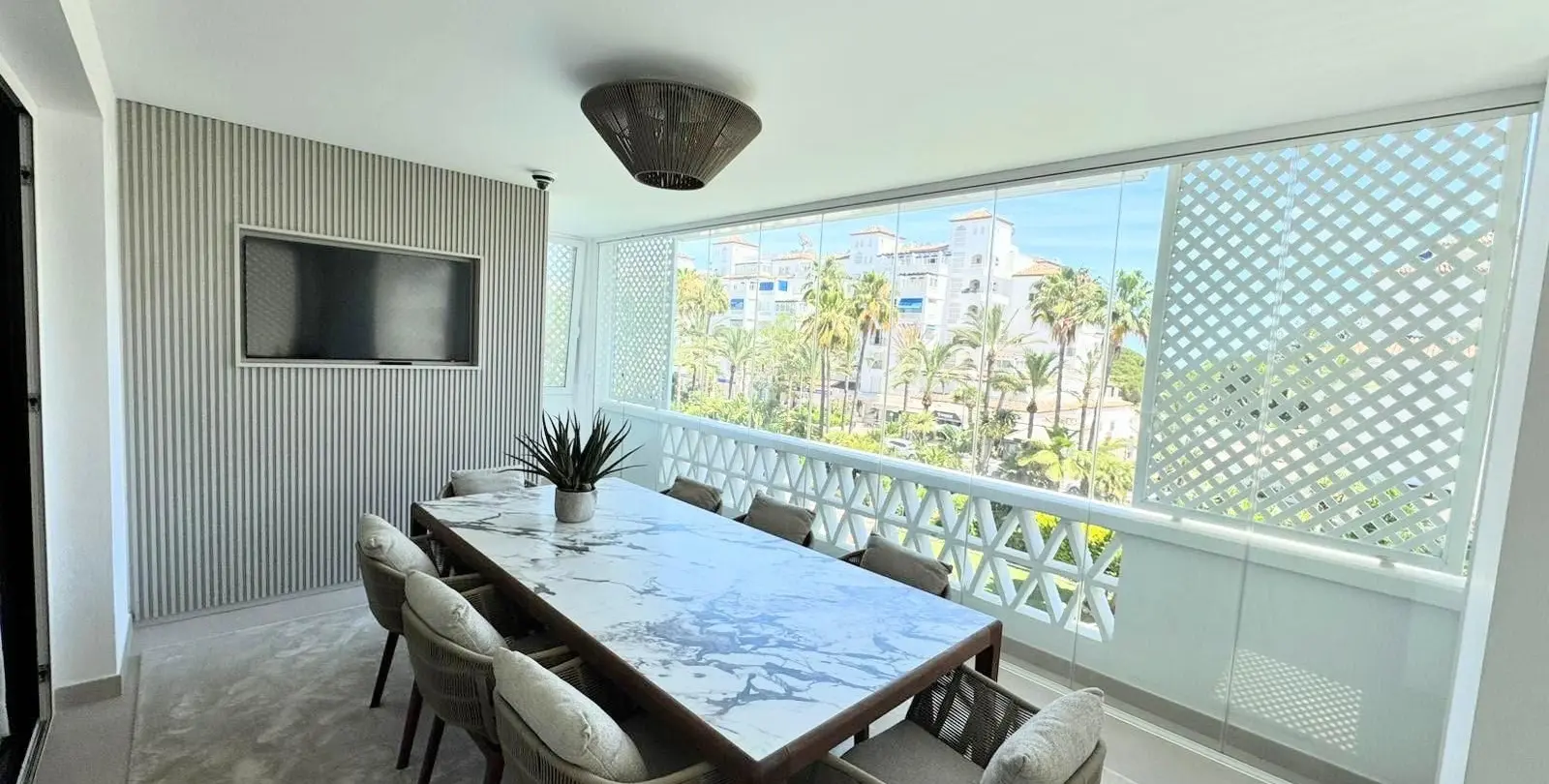 Venta de apartamento en planta media en Puerto Banús 2