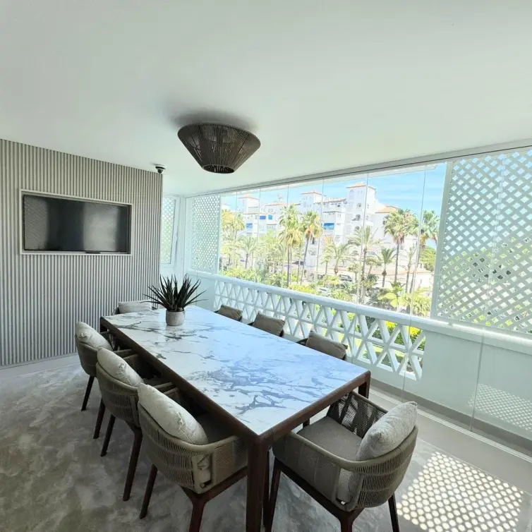 Venta de apartamento en planta media en Puerto Banús
