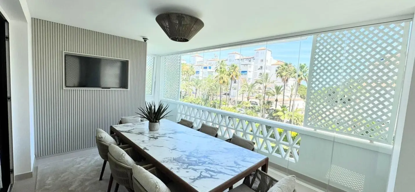 Venta de apartamento en planta media en Puerto Banús 1