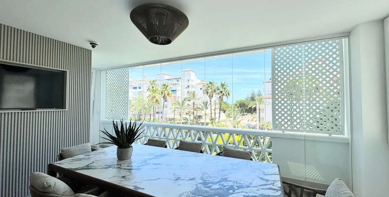 Venta de apartamento en planta media en Puerto Banús 3