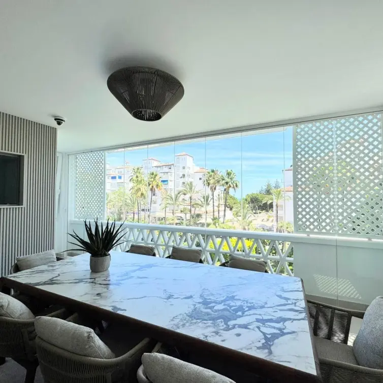 Venta de apartamento en planta media en Puerto Banús