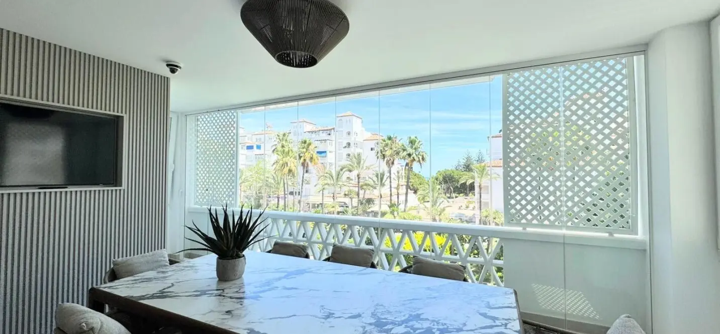 Venta de apartamento en planta media en Puerto Banús 2