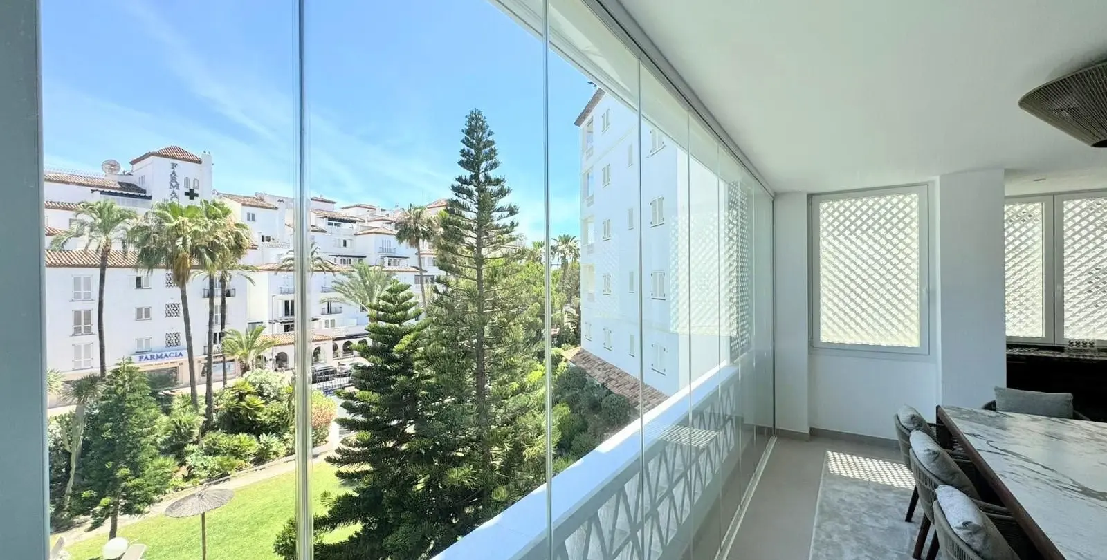 Venta de apartamento en planta media en Puerto Banús 4
