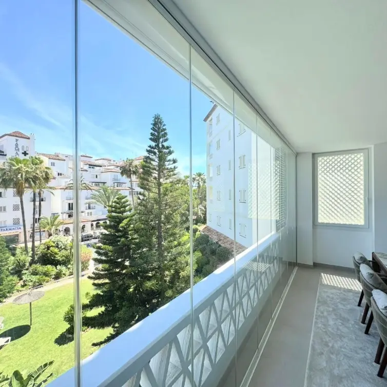 Venta de apartamento en planta media en Puerto Banús