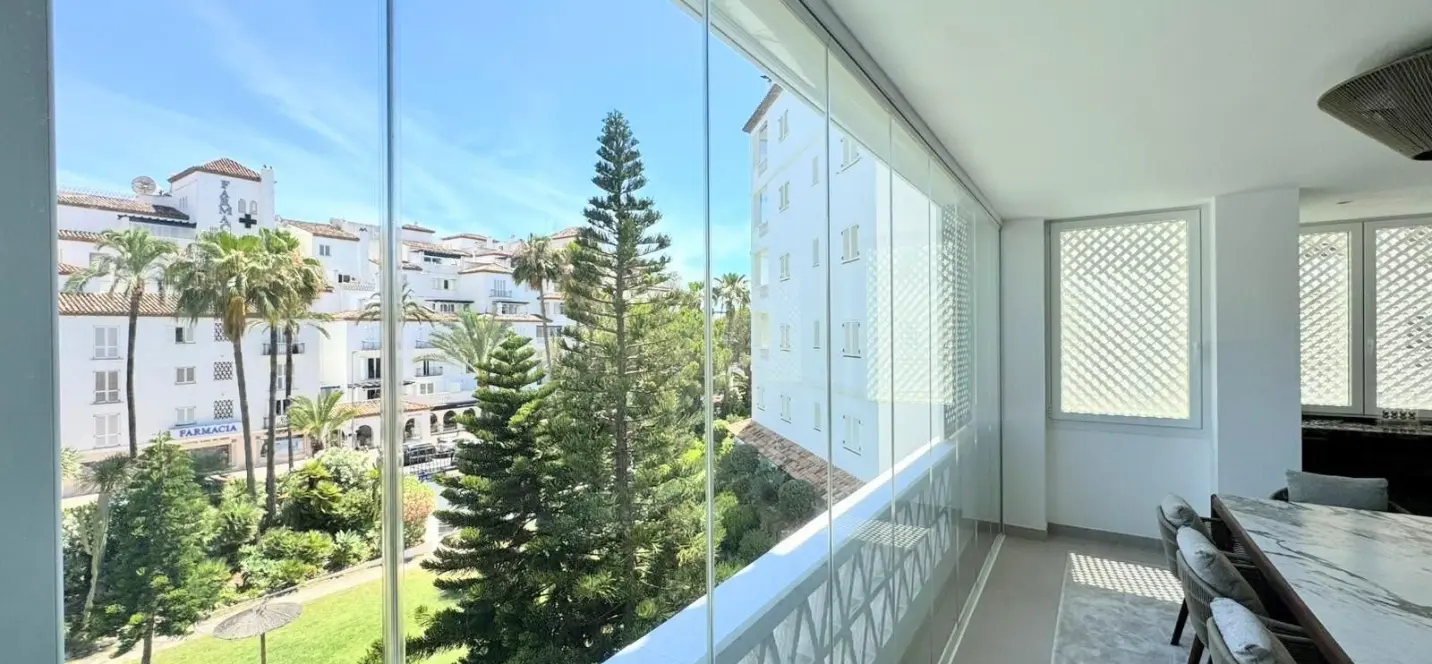 Venta de apartamento en planta media en Puerto Banús 3
