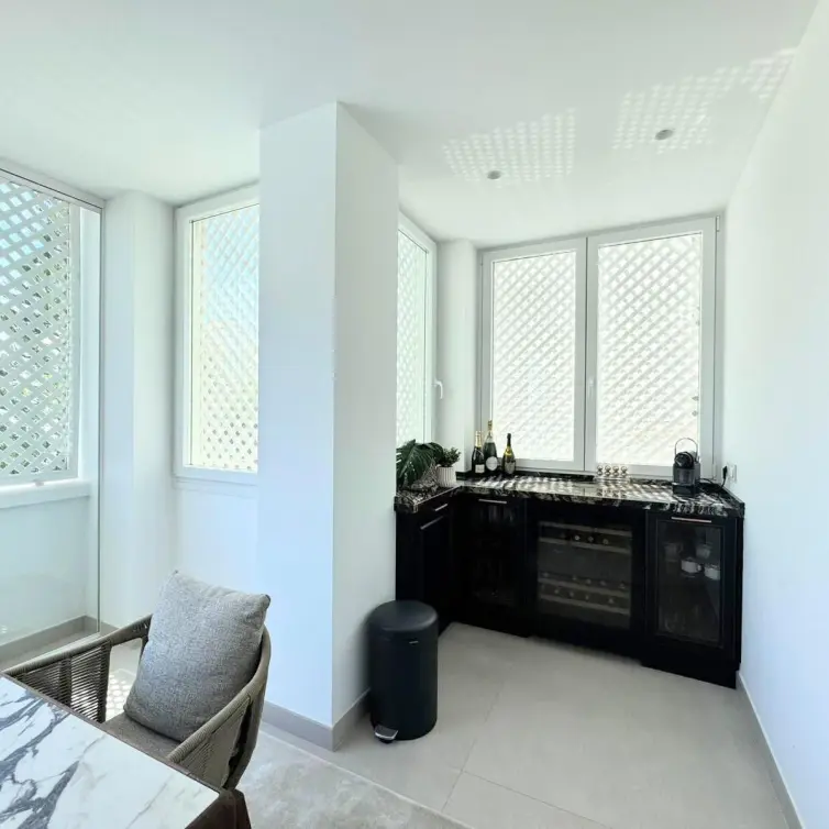 Venta de apartamento en planta media en Puerto Banús