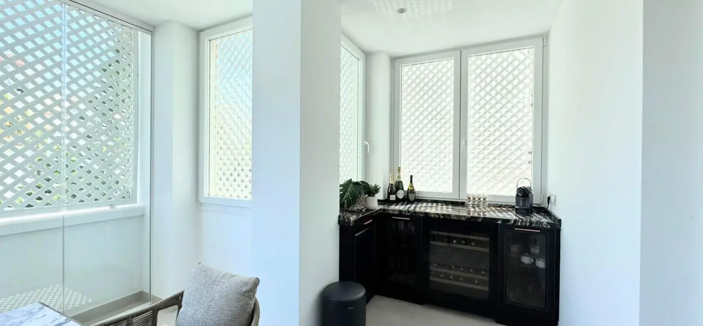 Venta de apartamento en planta media en Puerto Banús 4