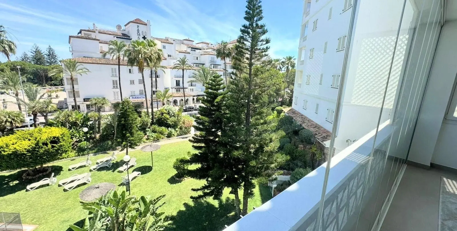 Venta de apartamento en planta media en Puerto Banús 6
