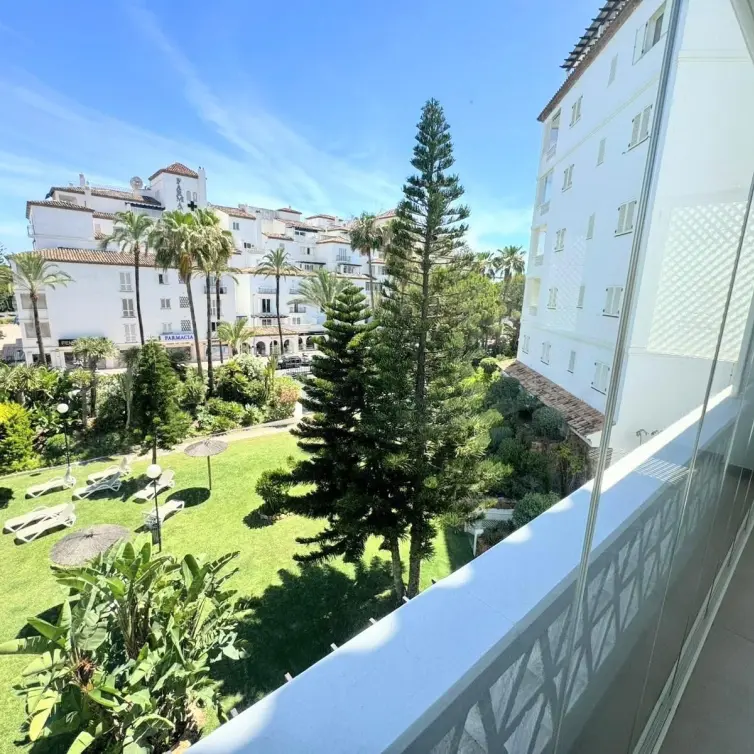 Venta de apartamento en planta media en Puerto Banús
