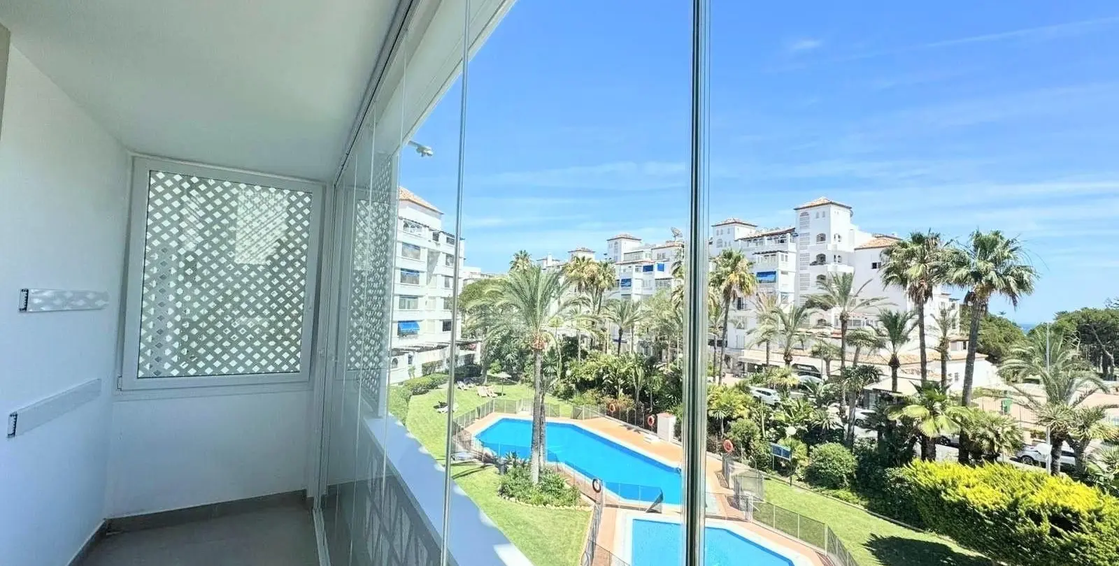 Venta de apartamento en planta media en Puerto Banús 8