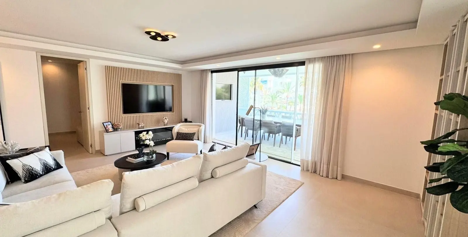 Venta de apartamento en planta media en Puerto Banús 12