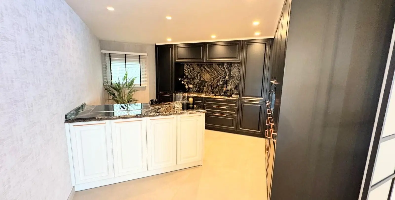 Venta de apartamento en planta media en Puerto Banús 19