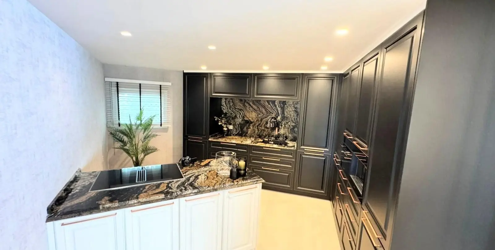 Venta de apartamento en planta media en Puerto Banús 20