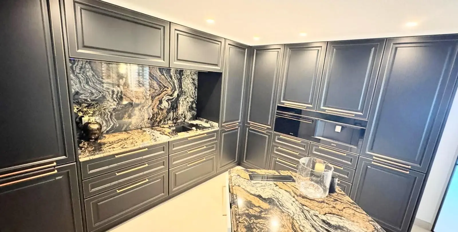 Venta de apartamento en planta media en Puerto Banús 22