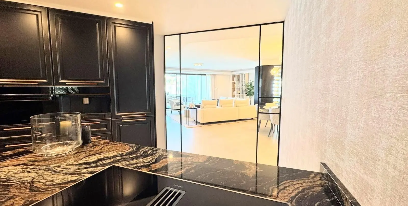 Venta de apartamento en planta media en Puerto Banús 23
