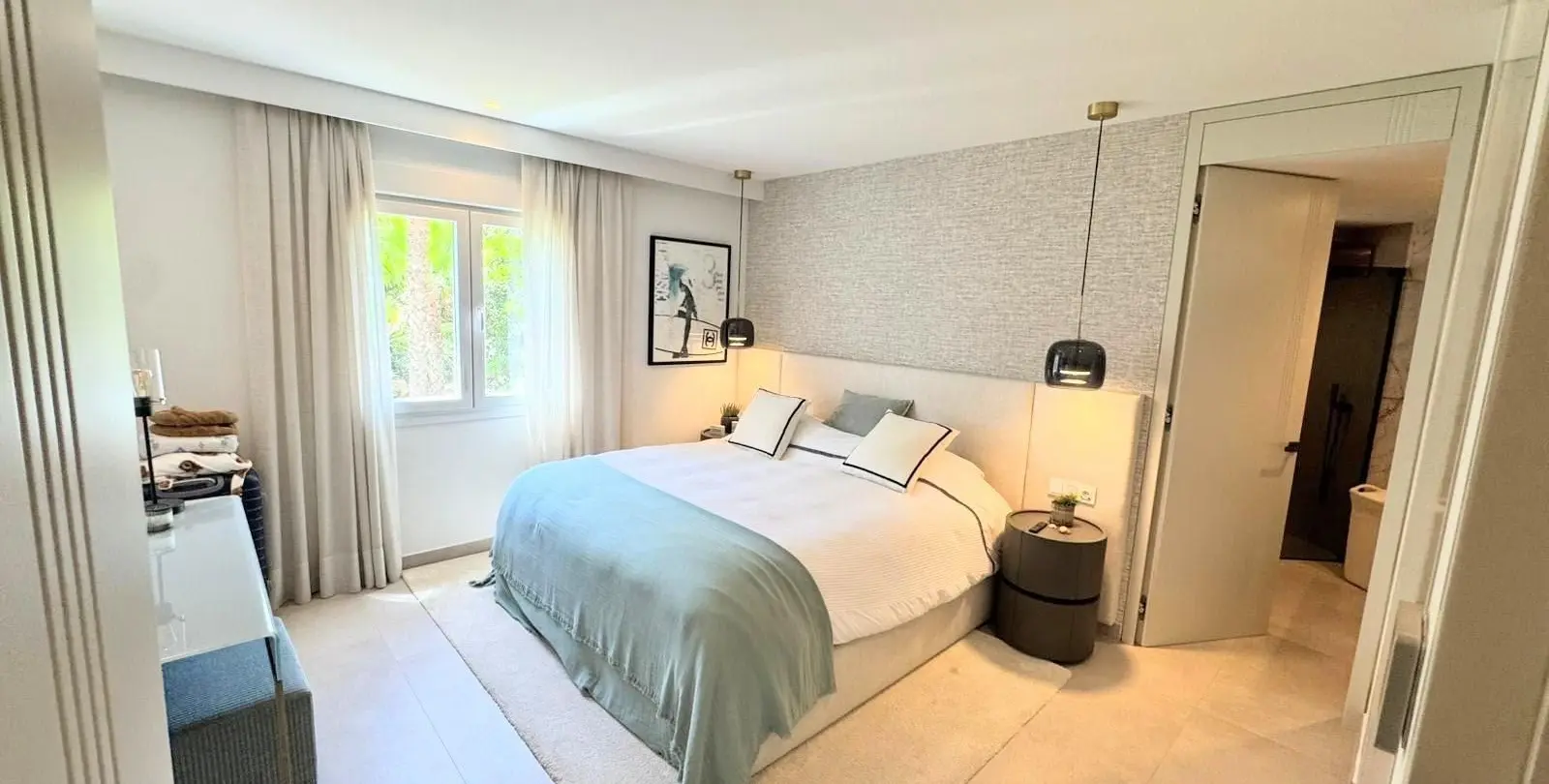 Venta de apartamento en planta media en Puerto Banús 24