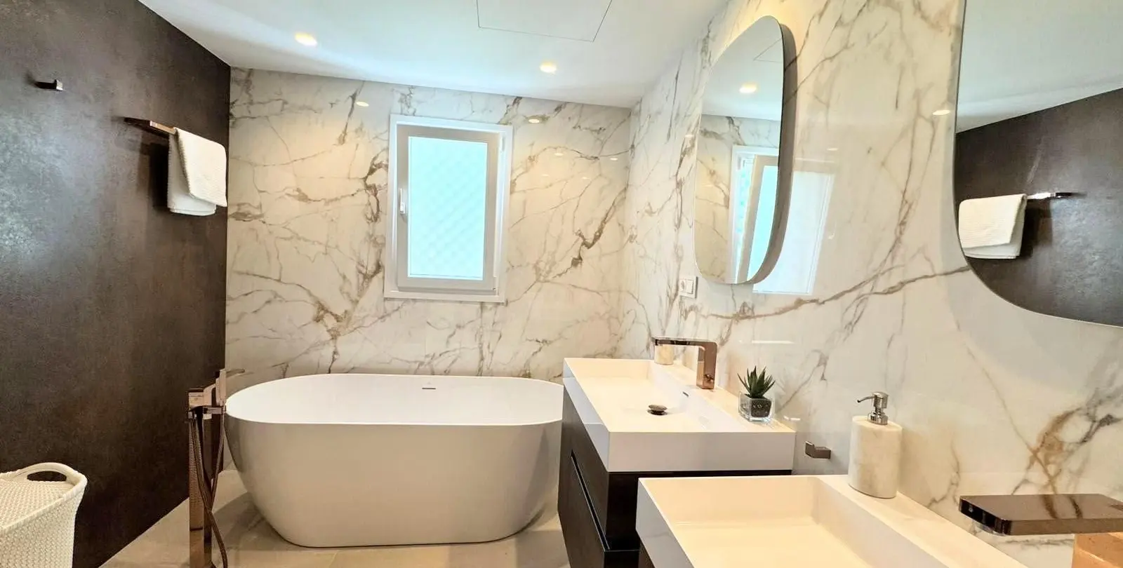 Venta de apartamento en planta media en Puerto Banús 29