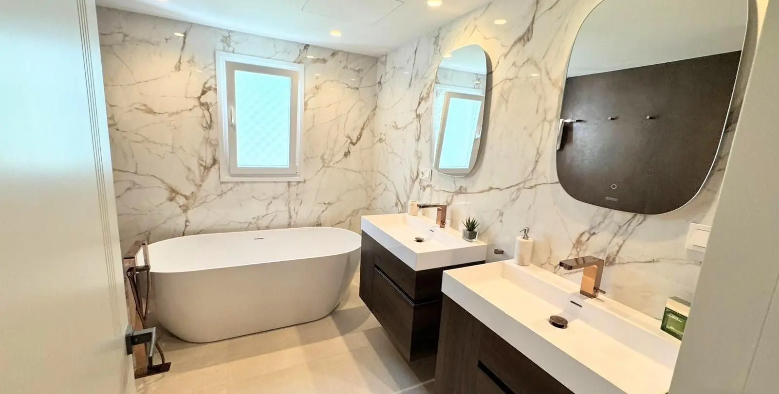 Venta de apartamento en planta media en Puerto Banús 30